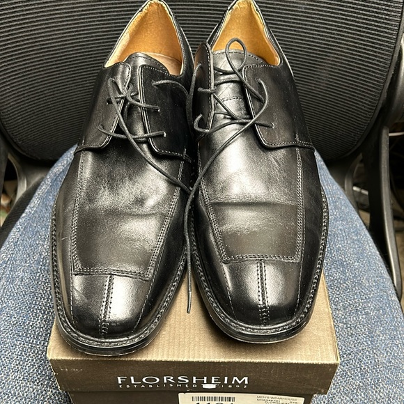 Florsheim dress shoe: Black soft leather, beautiful, sharp shoe. - Picture 1 of 4